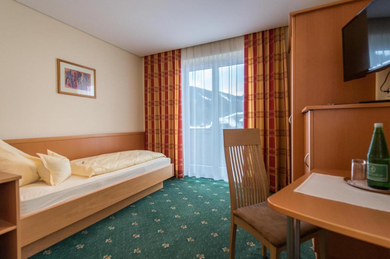 Pension Elisabeth Russbach am Pass Gschütt Habitación foto