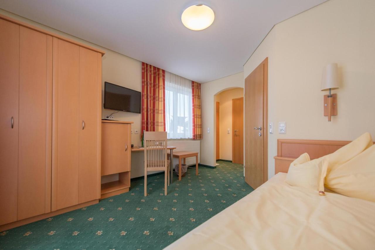 Pension Elisabeth Russbach am Pass Gschütt Habitación foto